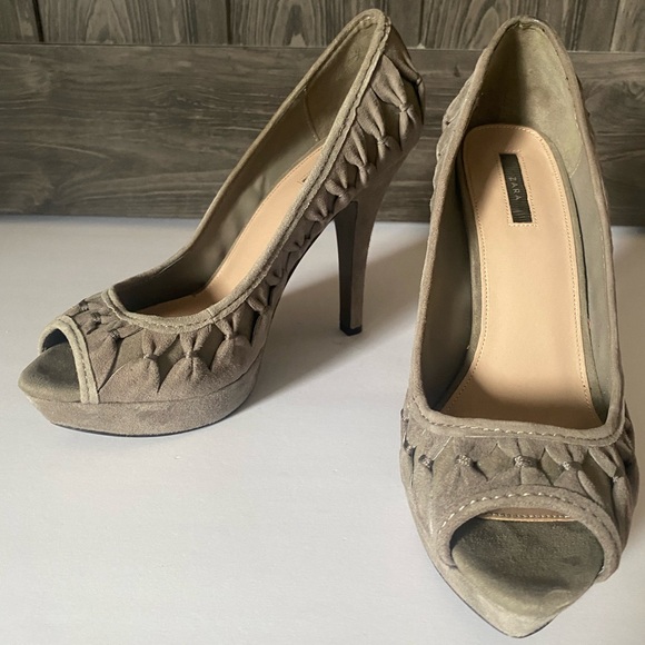 Grey suede Zara peep toe pump with allover bow detail, NWOT, sz 40 - Picture 4 of 10